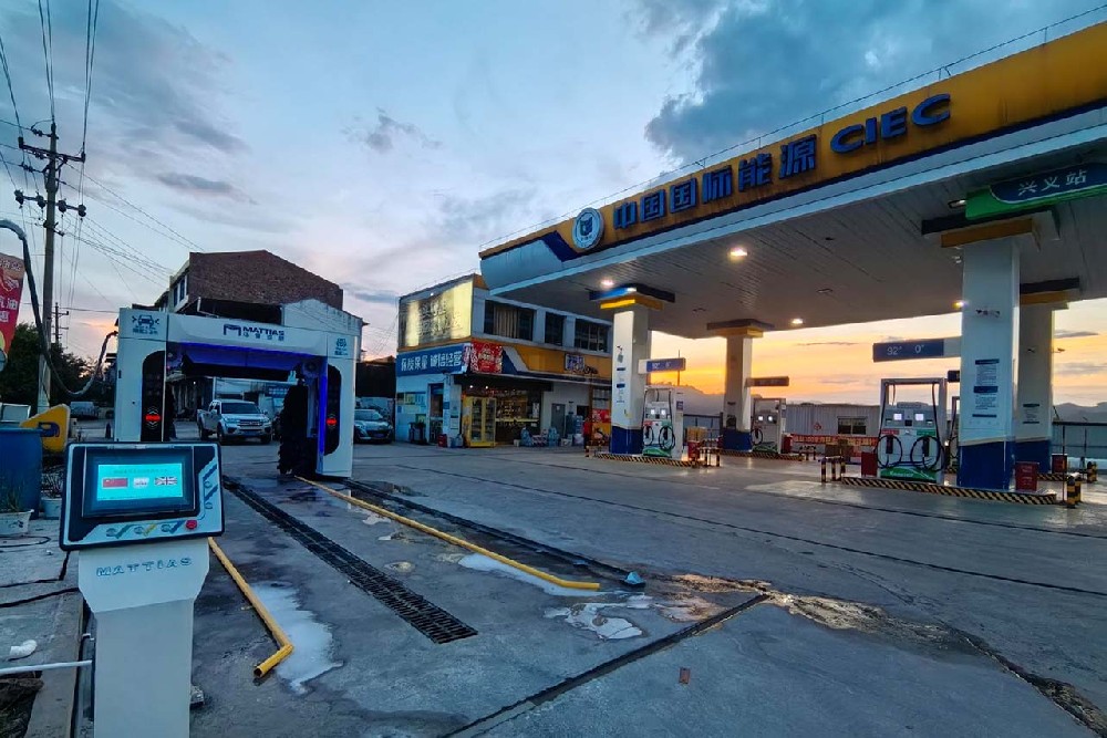24/7 Unmanned Vehicle Care: Mattias M-LM535 Rollover Car Wash Installation at Fengdu County Gas Station, Chongqing